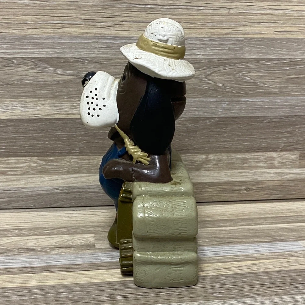 Chuckie cheese Jasper hound Dog Figurine with Hat and Banjo band